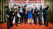 Die Gewinner der Swiss FinTech Awards 2018 (von links): Dario Zogg (Loanboox), Ivo Francioni (Loanboox), Andi Burri (Loanboox), Stefan Mühlemann (Loanboox), Antoine Verdon (Proxeus), Martina Bühler (Loanboox), Oliver Bussmann (Crypto Valley Association), Sam Chadwick (Crypto Valley Association), Kevin Lally (Crypto Valley Association). (Bild: Markus Forte)