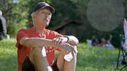 Eine Szene aus dem Dokfilm von Romana Lanfranconi: Hugo Studhalter hört sich in Sutton, Quebec, seiner kanadischen Wahlheimat, an der 1.-August-Feier sichtlich gerührt die Schweizer Hymne an. (Bild Voltafilm)