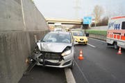 Die in den Unfall verwickelten Fahrzeuge auf der A4a sorgten für Staus im Morgenverkehr. (Bild: Zuger Polizei)