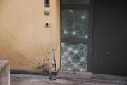 Die durch die Sprengstoff-Detonation beschädigte Haustüre am Lettenrain. (Bild: Guy Studer)