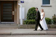 Ein Hochzeitspaar auf dem Weg zum Zürcher Zivilstandsamt. (Bild: Keystone/Steffen Schmidt)