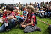 Groser Aufmarsch auf dem Eizmoos in Cham zum Kantonaltag der Pfadis. (Bild Werner Schelbert/Neue ZZ)