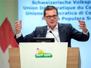 Der SVP-Nationalrat und "Weltwoche"-Chefredaktor Roger Köppel griff die SRG vor den SVP-Delegierten in Confignon GE massiv an. (Bild: KEYSTONE/MARTIAL TREZZINI)