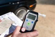 Bei sieben Autofahrern zeigte der Alkoholwert mehr als 0,0 Promille an (Symbolbild). (Bild: Keystone)