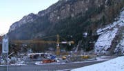Die Strasse beim Schlattli (Bild) soll verschoben werden. Blick auf den Bau der Talstation. (Bild: René Meier)