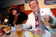Gnagivater Ruedi Bürgi (links) und Hans Pfister beim Gnagiessen 2007. (Bild Daniel Auf der Mauer/Neue LZ)