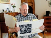 Der Stanser Mundart-Autor Felix Stöckli blättert in einem seiner Bücher. (Bild Romano Cuonz)