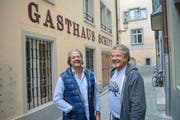 Peter (links) und Ronald Neufeld vor dem Restaurant Schiff im Brandgässli. Bild: Pius Amrein (Luzern, 10. Oktober 2016)