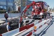 Derzeit muss an der Aabachstrasse eine Bergungsgrube gebaut werden. (Bild: Werner Schelbert (Zug, 12. Oktober 2017))