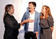 Marianne Achermann (links) übergibt den Chäslager-Schlüssel an Pius Bucher und Jana Avanzini. (Bild: Romano Cuonz)
