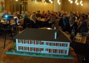 Im Haus Bethanien stand ein Modell des Schulhauses. (Bild Markus von Rotz/Neue OZ)