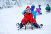 Vorbildlich gegen Kälte geschützt: Ralph Born mit Sohn Leo (vorne) aus dem nordirischen Belfast auf der Schlittelpiste zwischen Fräkmüntegg und Krienseregg am Pilatus. (Bild Philipp Schmidli)