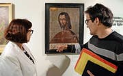 Ausstellungsmacher Jürg Spichiger im Gespräch mit Museumsbesucherin Renata Zulian. (Bild: Romano Cuonz)