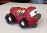 Andrea Hotz mit Osterhasen in der Konditorei Hotz in Baar. Im Bild: Ein Oster-Rennauto. (Bild: Werner Schelbert (Zuger Zeitung) (Zuger Zeitung))