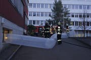 Einsatzkräfte der Feuerwehr beim Velogeschäft. (Bild: Zuger Polizei)