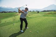 Profigolfer Martin Rominger beim Abschlag auf dem Golfplatz Meggen. (Bild: Dominik Wunderli (Meggen, 25. August 2017))
