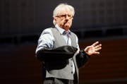 Kabarettist Emil Steinberger am Samstagabend auf der KKL-Bühne. (Bild Eveline Beerkircher)