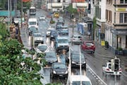 Das Zentrum von Kriens soll vom Verkehr entlastet werden. In diesem Punkt sind sich Initianten und Einwohnerrat einig. (Bild: Corinne Glanzmann (Kriens, 29. Juni 2017))