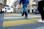 In der Stadt Luzern wird es bald mehr Mittelinseln auf Fussgängerstreifen geben, so etwa auf der Hirschmattstrasse (im Bild). (Bild Corinne Glanzmann)