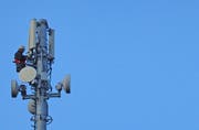 In schwindliger Höhe arbeitet ein Serviceangestellter an einer Mobilfunkantenne. (Bild: pd)