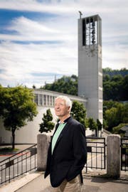 Der neue Geschäftsführer der Pfarrei St. Karl, Armin Huber (54), vor «seiner» Kirche. (Bild Philipp Schmidli)