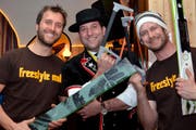 Tobias Schaer (links) und Stefan Blättler (rechts) mit Ski-Zersäger Tobias Lanz (Bild: Claudia Surek / Neue LZ)