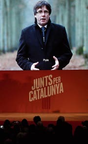 Carles Puigdemont wendet sich via Videobotschaft direkt an seine Anhänger in der Heimat. (Bild: Manu Fernandez (Barcelona, 4. Dezember 2017))