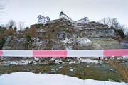 Blick auf die absturzgefährdete Felspartie unterhalb der Klosteranlage Werthenstein gestern. Der Uferbereich ist seit geraumer Zeit gesperrt. (Bild: Dominik Wunderli)