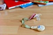 Ein Nuggi liegt auf dem Boden eines Spielzimmers. (Symbolbild: Keystone)