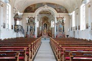 Die Bänke in der St.-Matthias-Kirche werden nicht durch Stühle ersetzt. (Bild: Stefan Kaiser (Steinhausen, 20. Juni 2017))