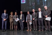 Die mit dem Dissertationspreis Geehrten mit den Dekanen, Rektor Bruno Staffelbach (vierter von links) und Universitätsverein-Präsidentin Doris Russi Schurter (zweite von links). (Bild: PD)