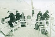 Probenahmen ab dem Dampfschiff Schwan um 1915, links an der Winde Hans Bachmann. (Bild: Eawag)