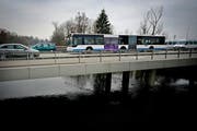 Ein VBL-Bus auf der Reussbrücke bei Buchrain: Ab Dezember 2015 wird die Linie 22 am Samstagvormittag nur noch halbstündlich befahren. (Archivbild Pius Amrein)