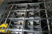 Am Samstag kann die Bevölkerung das automatisierte Hochregallager der Speicherbibliothek in Büron besichtigen. (Bild: Eveline Beerkircher/Neue LZ)