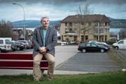 Gemeindepräsident Walter Steffen freut sich auf den Dorfplatz, der auf diesem Parkplatz entstehen soll. (Bild: Boris Bürgisser (Nottwil, 28. März 2018))