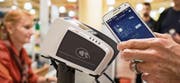 Ob mit Karte oder Handy: Wer bargeldlos bezahlt, nutzt die Infrastruktur der Six Group. (Bild: Christian Beutler/Keystone (Zürich, 8. Juli 2014))