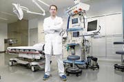 Adrian Walder, Leiter des Notfallzentrums des Zuger Kantonsspitals, im Schockraum. (Bild: Werner Schelbert (ZZ))