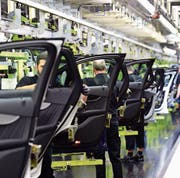 Eine Produktionsstrasse von Mercedes-Benz in der Fabrik in Bremen. (Bild: Alexander Koerner/Getty)