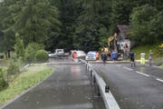 Im Gebiet Otten zwischen Seewen und Lauerz rutschte ein Baum auf die Strasse. (Bild: Geri Holdener)