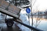 Ein Lastwagen kippt an einer der drei dafür vorgesehenen Stellen Schnee aus dem Schwyzer Dorfkern in den Lauerzersee. (Bild: Bert Schnüriger / Neue SZ)