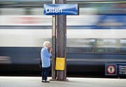 Gerade ältere Mitmenschen bleiben aufgrund der knapp bemessenen Umsteigezeiten oft an den Schweizer Bahnhöfen hängen. (Bild: Keystone/Martin Ruetschi)