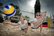 Sind drauf und dran, die Beachvolleyball-Welt zu erobern: Nicole Eiholzer (rechts) und Nina Betschart aus Steinhausen. (Bild Pius Amrein)