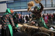 An der Fasnacht im Kanton Uri wurde nicht nur mit Heu umher geworfen, hier am Fasnachtsumzug vom Dienstag in Altdorf. (Bild: Urs Hanhart)