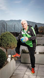 Hans Künzler auf der Terrasse seiner Wohnung am Krienser Sonnenberg.Bild: Manuela Jans-Koch (18. November 2016)