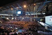 3107 Aktionärinnen und Aktionäre waren zur GV der Zuger Kantonalbank in der Bossard-Arena gekommen. (Bild: Maria Schmid (Zug, 29. April 2017))