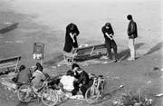 Szene aus dem Zürcher Drogenelend: Junkies spritzen sich auf dem Platzspitz Heroin. (Bild: Keystone (Zürich, Juni 1990))