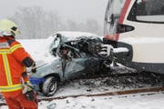 Ein Feuerwehrmann bei den Aufräumarbeiten an der Unfallstelle zwischen Gelfingen und Baldegg. (Bild: Luzerner Polizei)