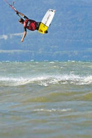 Geht es nach der Luzerner Regierung soll Kitesurfen im Kanton Luzern nur eingeschränkt möglich sein. (Bild: Keystone/Mani Mürner)