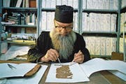 Ein Mönch restauriert ein Papyrusdokument in der Bibliothek. (Bild: Jean-Luc MANAUD (Gamma-Rapho)/Getty)