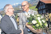 Gaben sich am 10. April die Hand: der neue Gemeindepräsident Peter Rohrer (rechts) und Anton Amrhein, Vorsteher Finanzen und Wirtschaft. (Bild Marion Wannemacher)